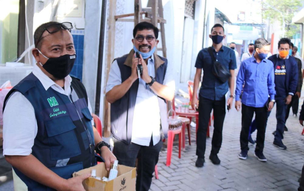Calon Wali Kota Surabaya Irjen Pol (Purn) Machfud Arifin saat menyapa warga di Krembangan Utara