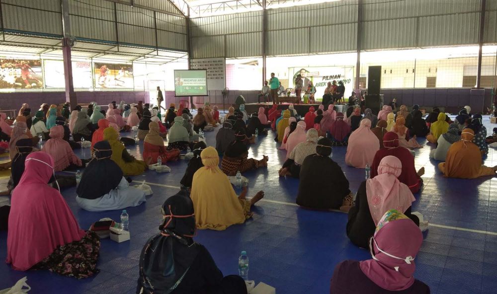 Calon Wali Kota Surabaya Irjen Pol (Purn) Machfud Arifin menyapa ibu-ibu pengajian, fatayat, muslimat hingga pengurus RW di Kelurahan Made, Kecamatan Sambikerep