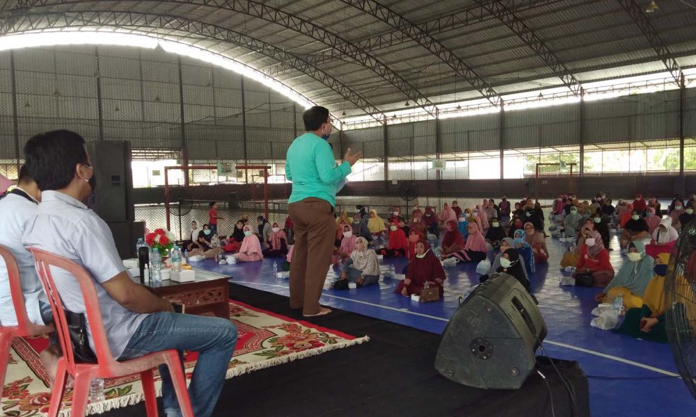 Calon Wali Kota Surabaya Irjen Pol (Purn) Machfud Arifin menyapa ibu-ibu pengajian, fatayat, muslimat hingga pengurus RW di Kelurahan Made, Kecamatan Sambikerep