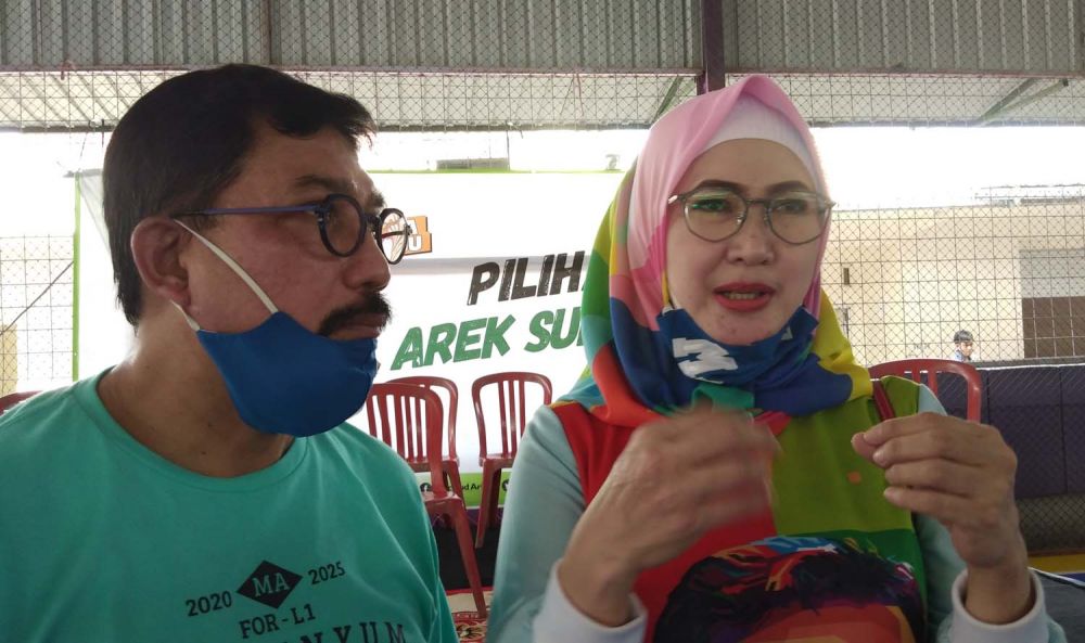 Calon Wali Kota Surabaya Irjen Pol (Purn) Machfud Arifin dan Ny Lita Machfud Arifin usai menyapa warga Made, Sambikerep