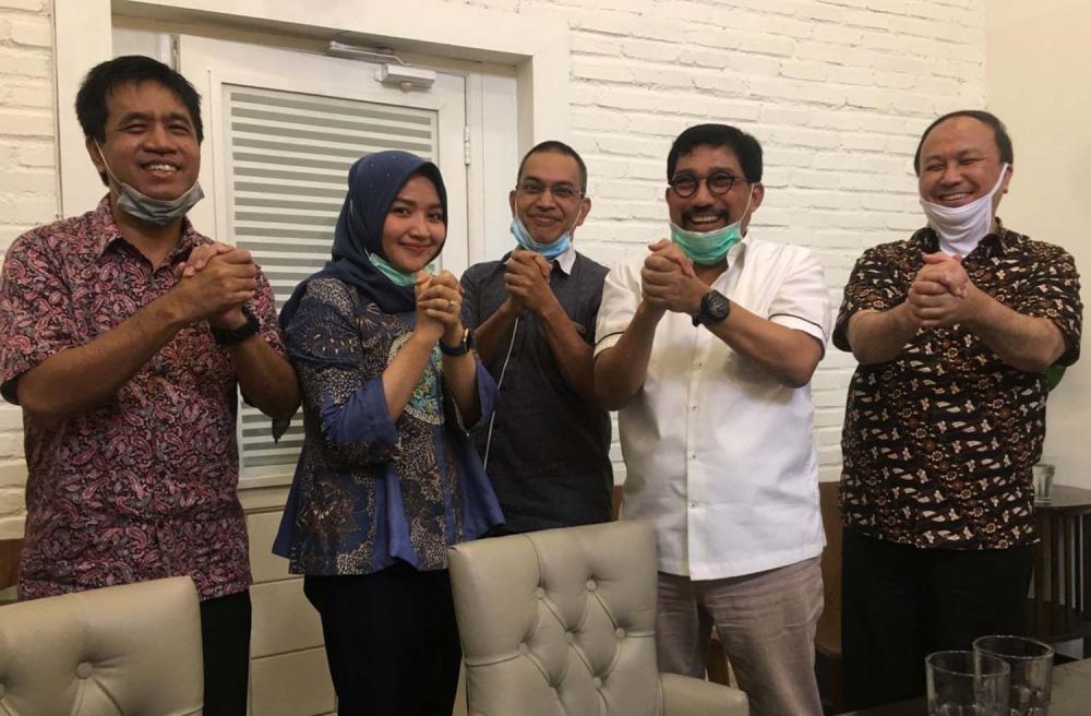 Machfud Arifin terjunkan tim penyemprot disinfektan cegah Virus Corona di Surabaya