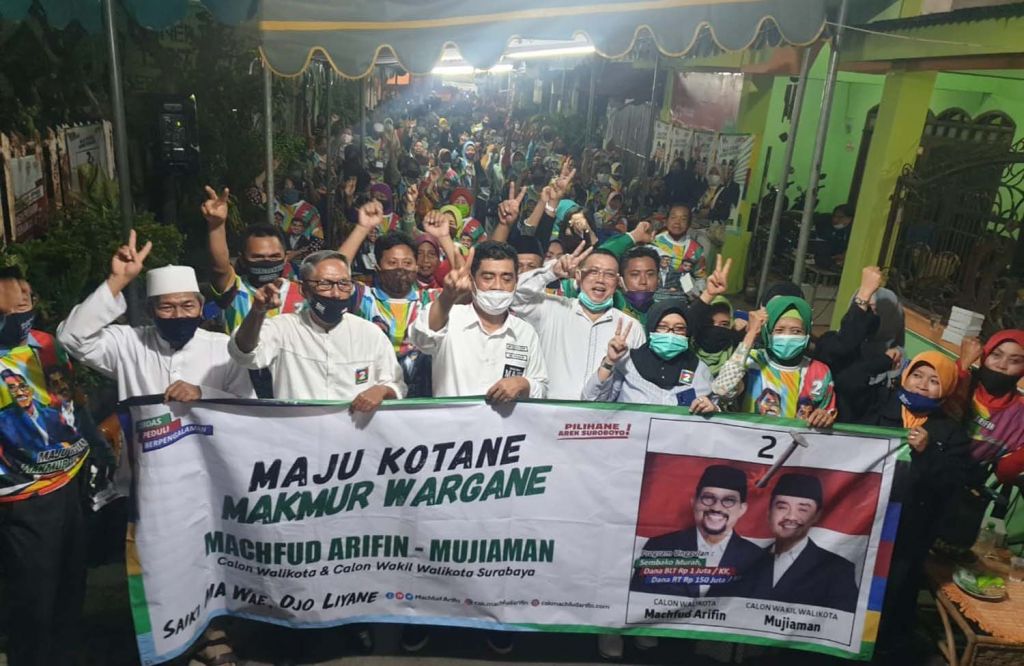 Cawawali Surabaya Mujiaman Sukirno bersama warga RW 6, Kelurahan Pacarkeling, Kecamatan Tambaksari