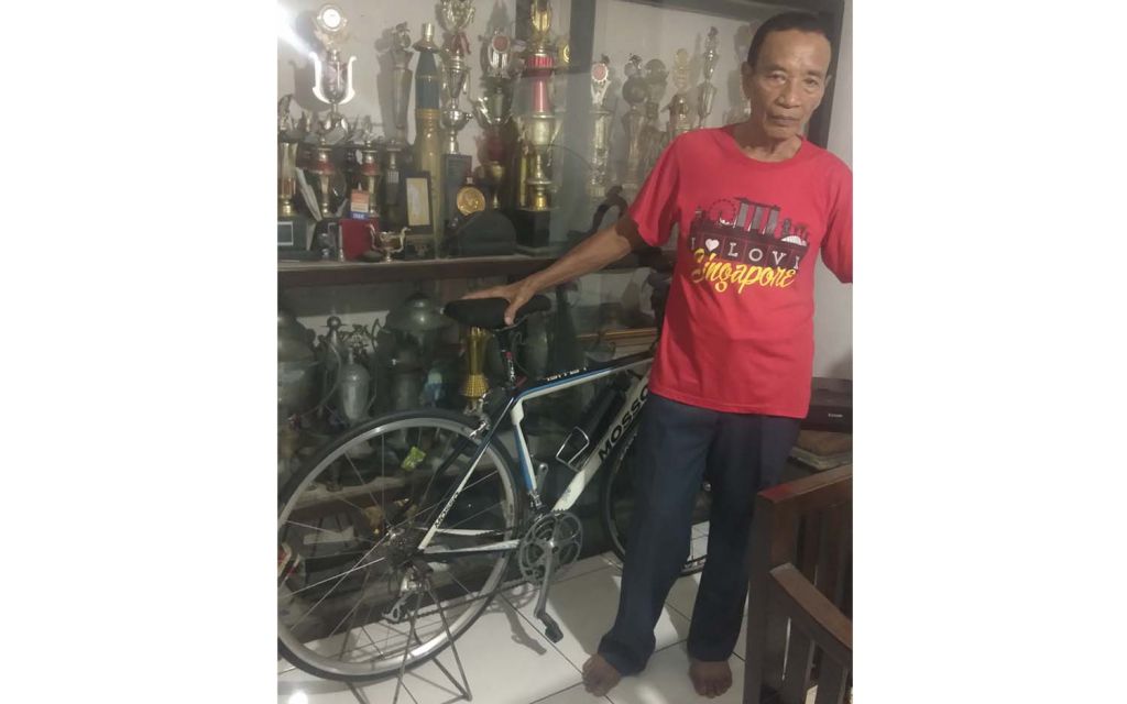 Tarwi, mantan atlet nasional balap sepeda di Surabaya