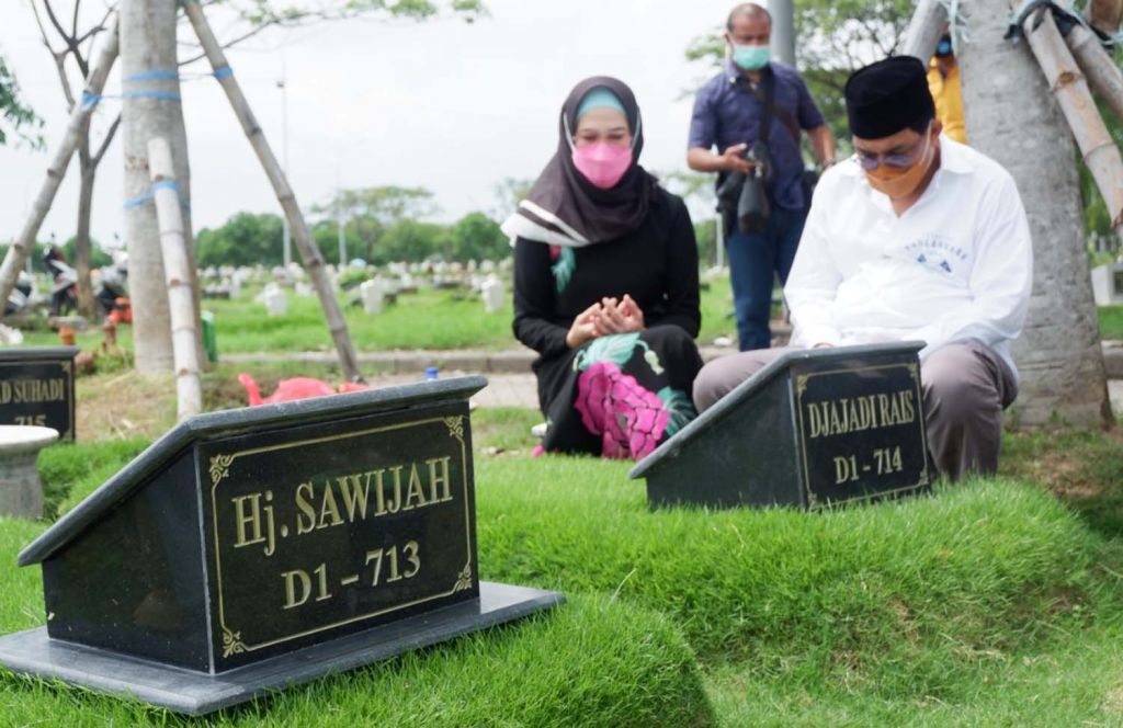 Machfud Arifin didampingi Ny Lita istrinya berziarah ke makam kedua orangtuanya