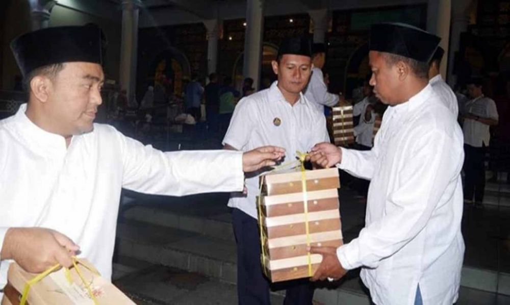 Para pegawai Bapenda Jatim membagikan paket sahur