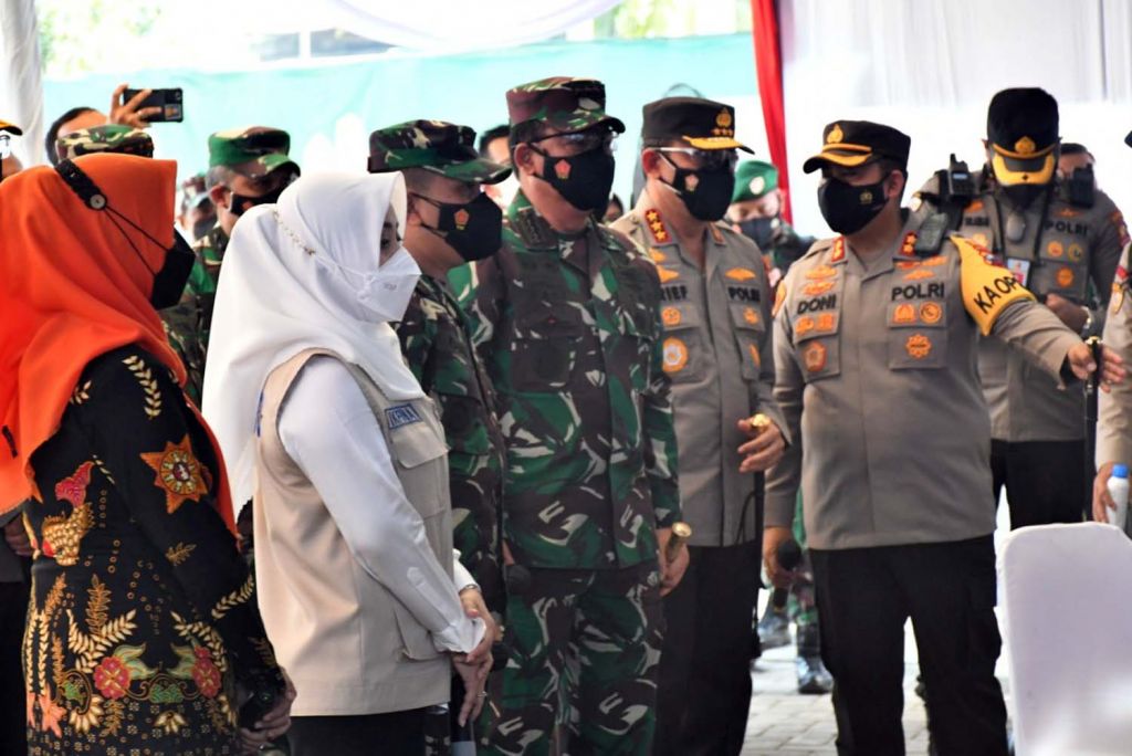Panglima TNI Marsekal Hadi Tjahjanto saat meninjau penerapan aplikasi Silacak di Mojokerto