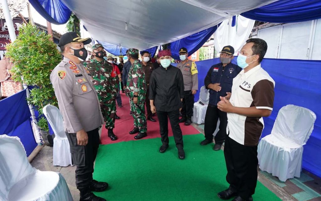 Bupati Anas dan Forkopimda Banyuwangi meninjau salah satu TPS dalam Pilkada 2020