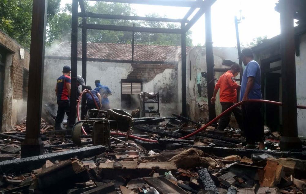Petugas pemadam kebakaran memadamkan api di gedung panti asuhan di Ponorogo