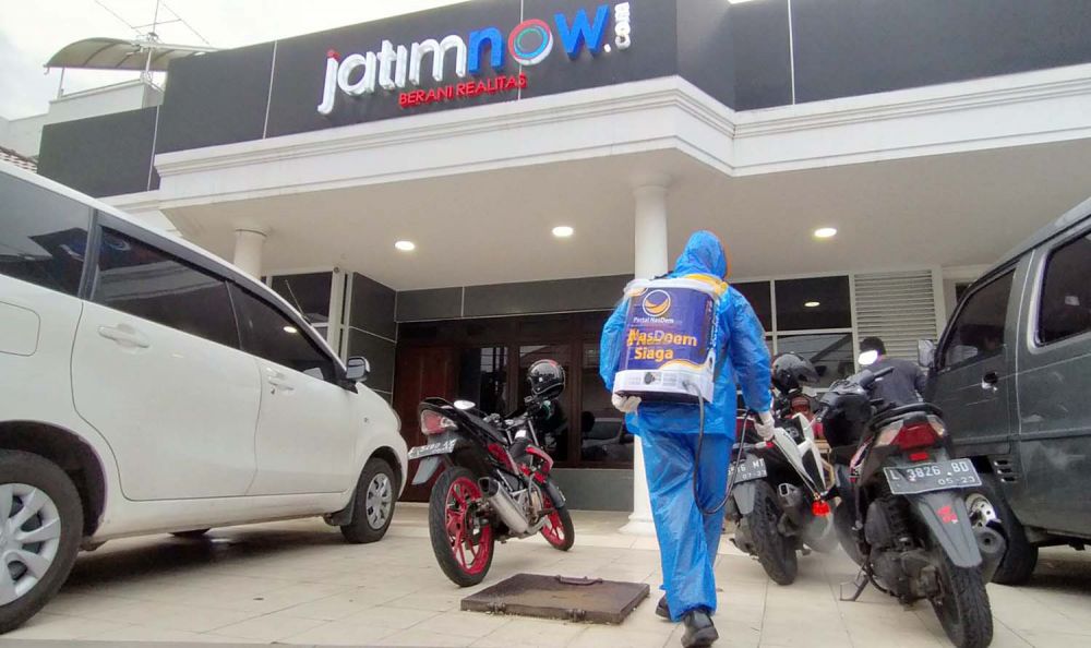 Petugas dari Partai NasDem Jatim semprotkan disinfektan di Kantor jatimnow.com Jalan Jimerto 17A, Surabaya (Foto-foto: Farizal Tito/jatimnow.com)