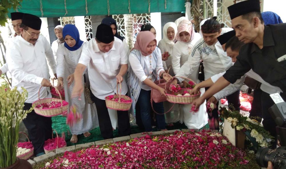 Sejumlah pengurus DPP dan DPW Partai NasDem Jatim tabur bunga di makam Gus Solah