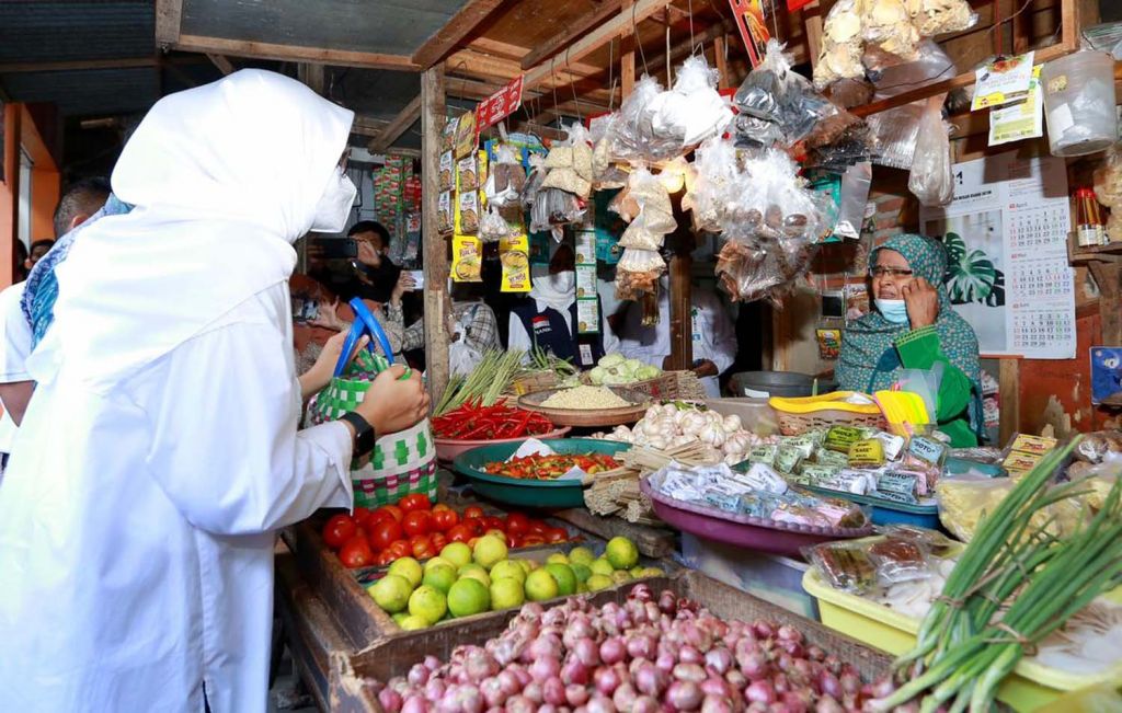 Bupati Banyuwangi, Ipuk Fiestiandani saat berkomunikasi dengan salah satu pedagang di Pasar Rogojampi