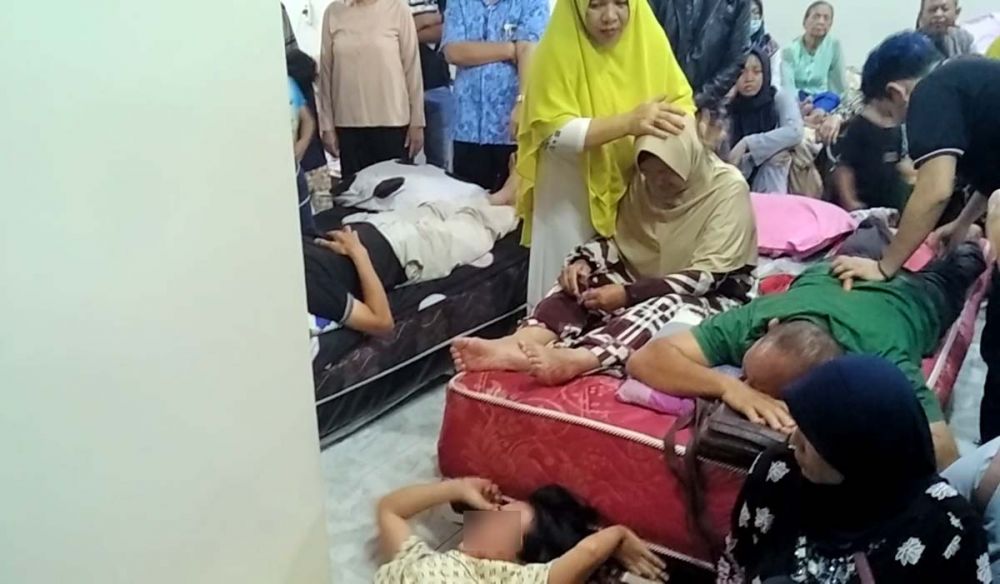 Ningsih Tinampi melihat Widia, salah satu pasien yang kesurupan