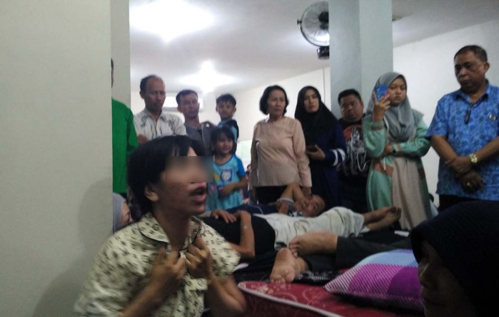 Widia, salah satu pasien Ningsih Tinampi bertingkah aneh saat kesurupan