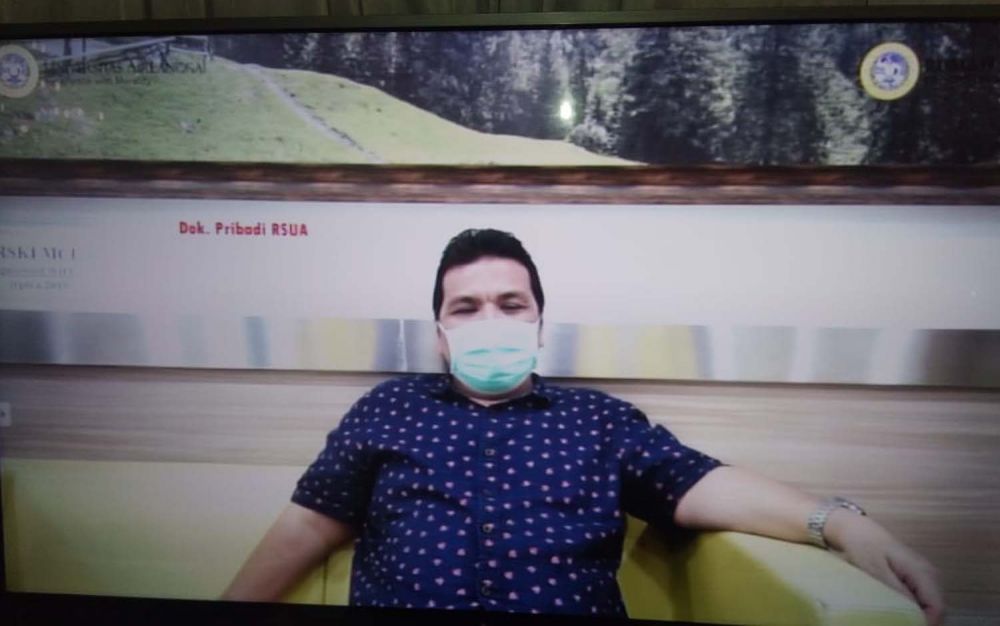 Pria yang sembuh dari Virus Corona memberikan testimoni melalui video yang diputar di Gedung Negara Grahadi, Surabaya