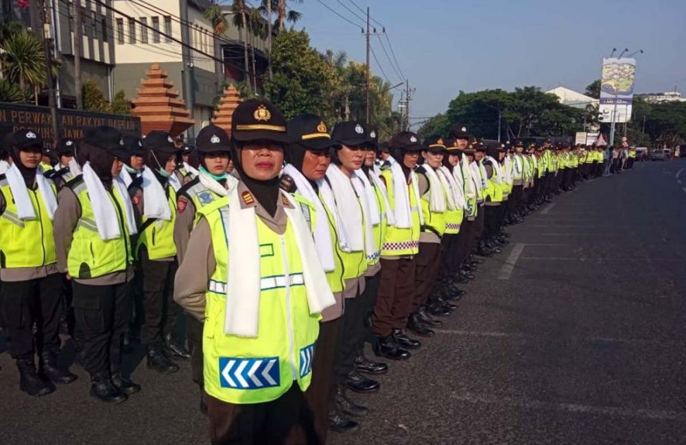 Deretan polwan yang masuk dalam Pasukan Asmaul Husna bersiap menyambut massa demo di depan Gedung DPRD Jawa Timur