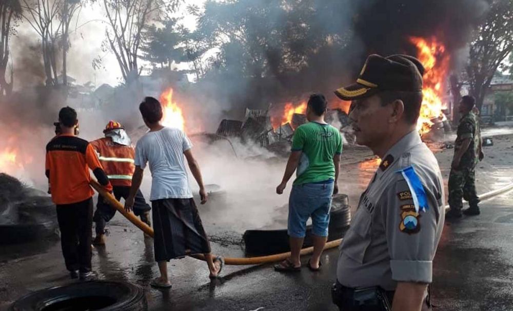Kebakaran di Jalan Raya Bypass Apollo, Kecamatan Gempol, Kabupaten Pasuruan 