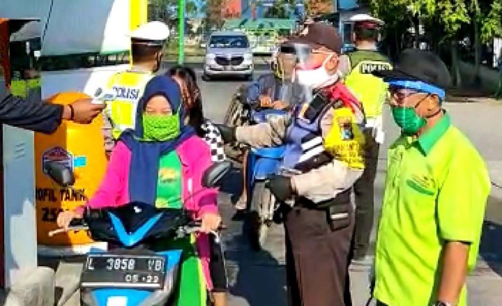 Para pengunjung Pasar Induk Osowilangun Surabaya (PIOS) dapat terima masker gratis