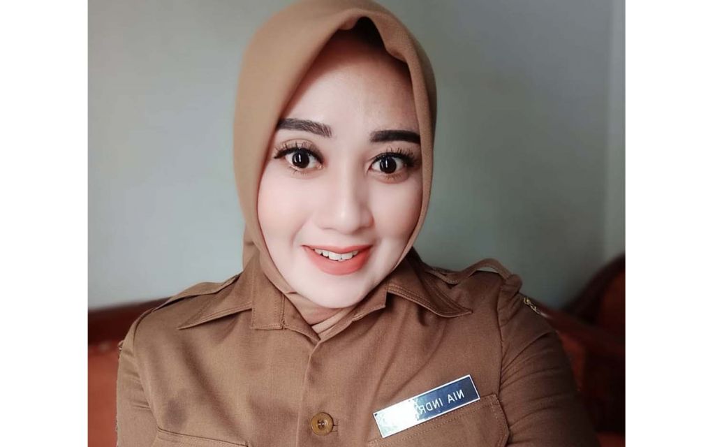 Nia Indrawati saat berpakaian dinas