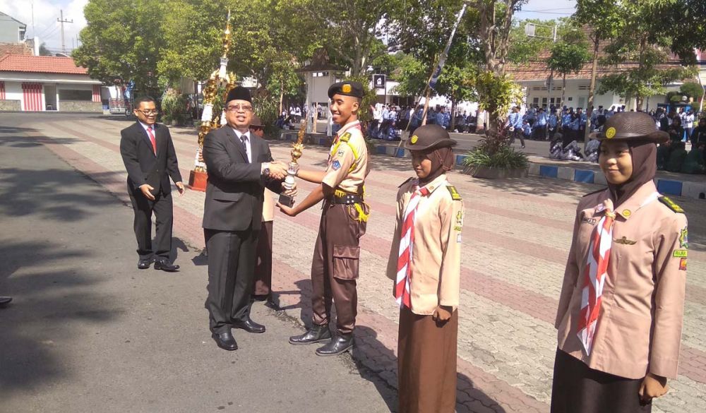 Bupati Tulungagung Maryoto Birowo memberikan penghargaan kepada para pelajar berprestasi