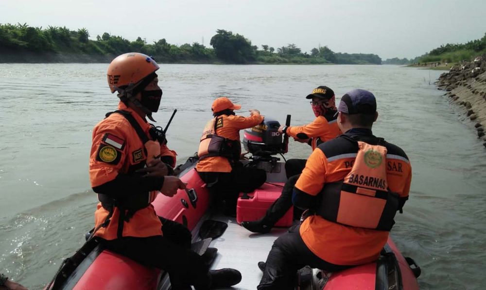 Tim Basarnas mencari pelajar yang hilang tenggelam di Sungai Brantas Desa Kwedenkembar, Kecamatan Mojoanyar, Kabupaten Mojokerto
