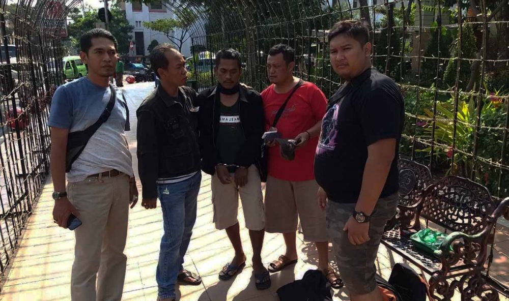 Pelaku Wiji saat ditangkap Tim Jatanras Polda Jatim di depan JMP Surabaya