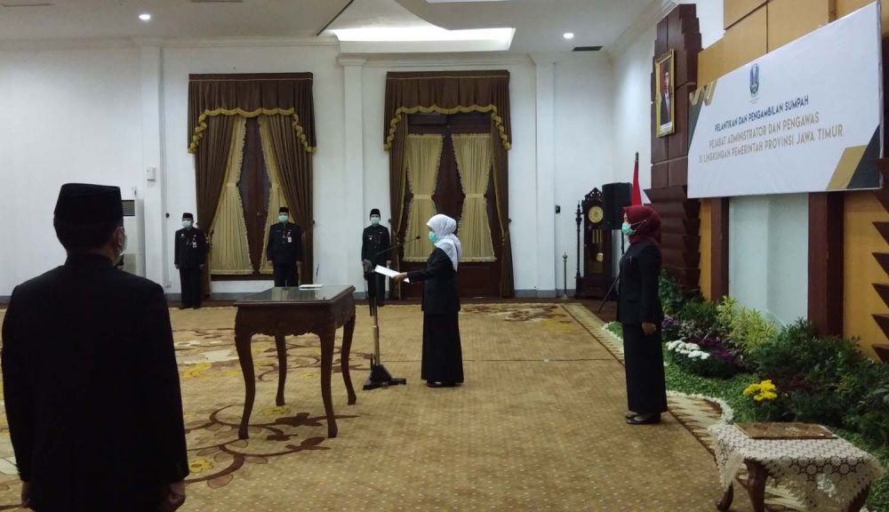 80 pegawai eselon III dan IV Bapenda Jatim dilantik Gubernur Jatim Khofifah Indar Parawansa di Gedung Negara Grahadi, Surabaya