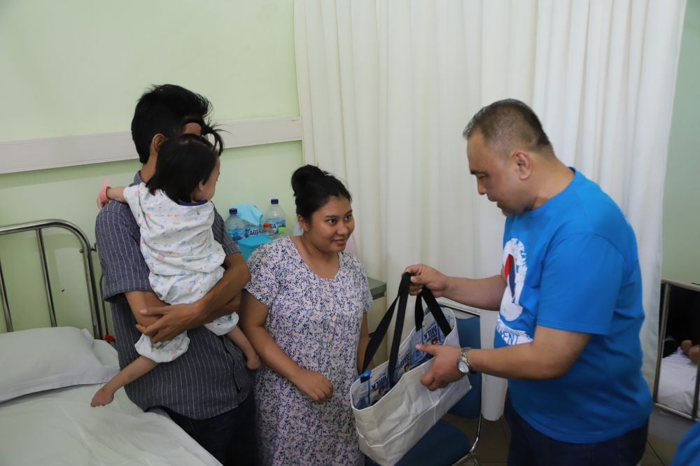 Pelindo III juga membagikan souvenir kepada pasien yang sedang menjalani perawatan di RS PHC