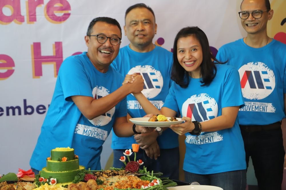Pemotongan tumpeng untuk memperingati HUT Pelindo III tahun 2019