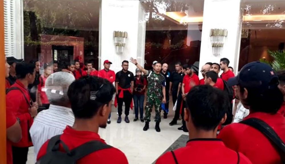 Pemain dan ofisial Persija di Hotel Java Paragon, Surabaya sebelum berangkat ke Stadion Gelora Delta Sidoarjo 