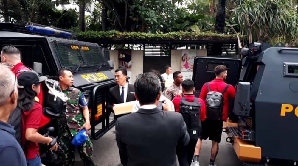 Pemain dan ofisial Persija masuk kendaraan rantis dari Hotel Java Paragon, Surabaya menuju Stadion Gelora Delta Sidoarjo