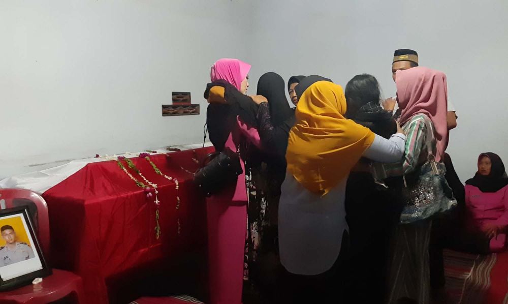 Jenazah Bripda Fredy disambut tangis keluarganya di Ponorogo