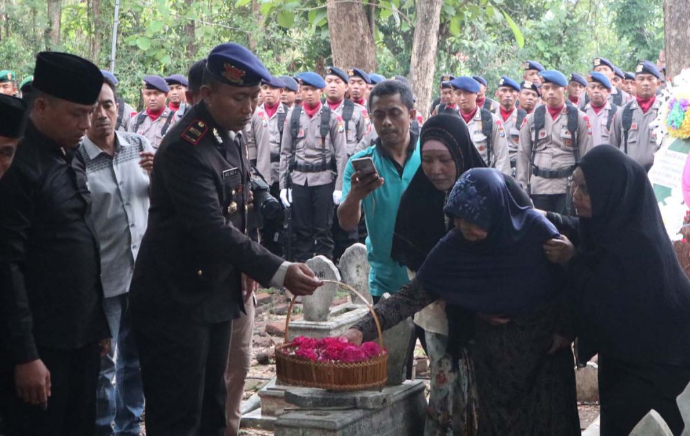 Prosesi pemakaman Bripda Fredy Kusbiantoro di Ponorogo