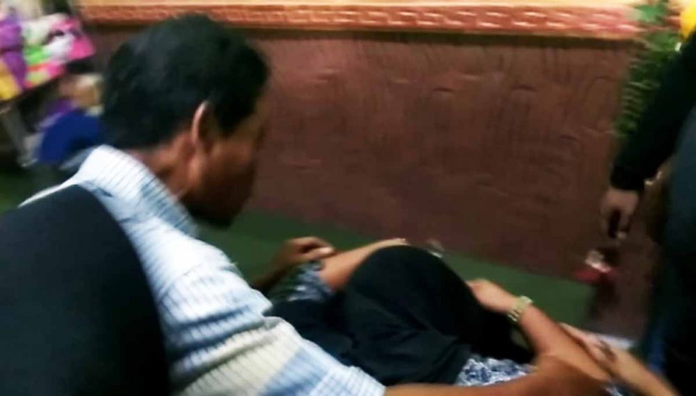 Laili, istri Eko menangis dan memeluk peti