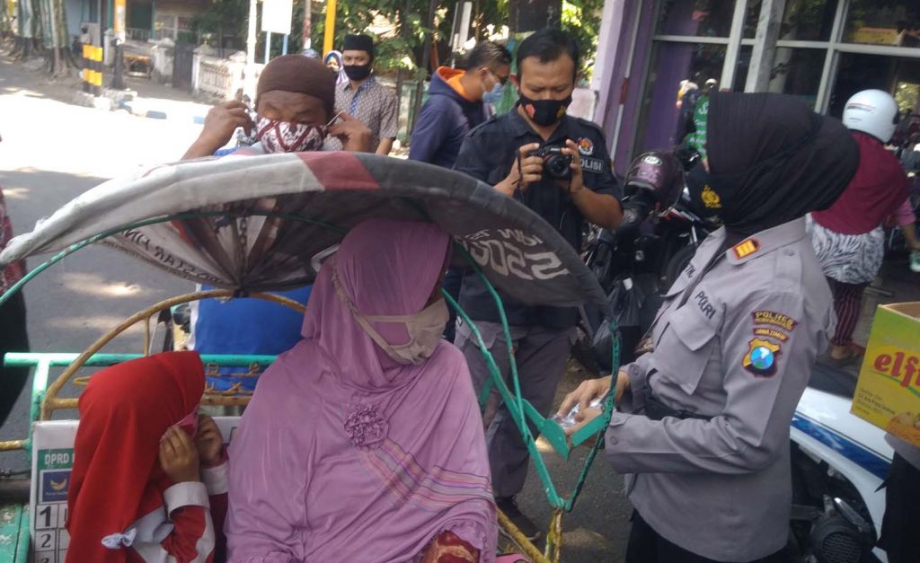 Pembagian masker batik gratis di Kota Probolinggo