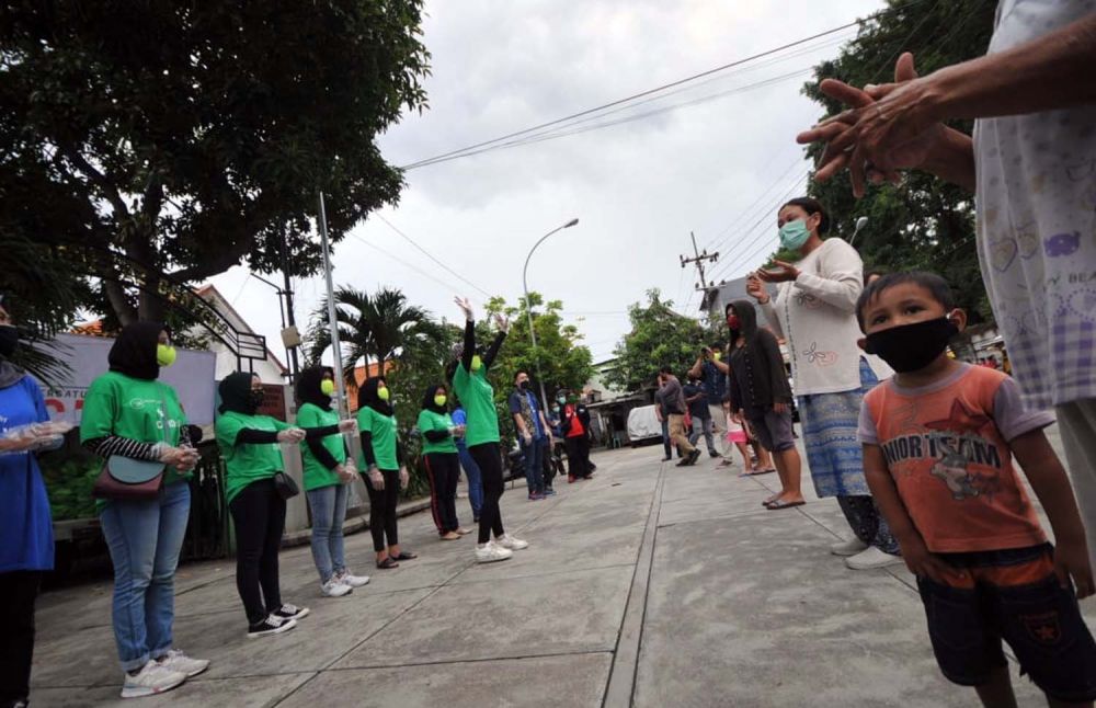 Pengusaha di Surabaya bersama Koramil Genteng juga melakukan sosialisasi terkait social atau physical distancing