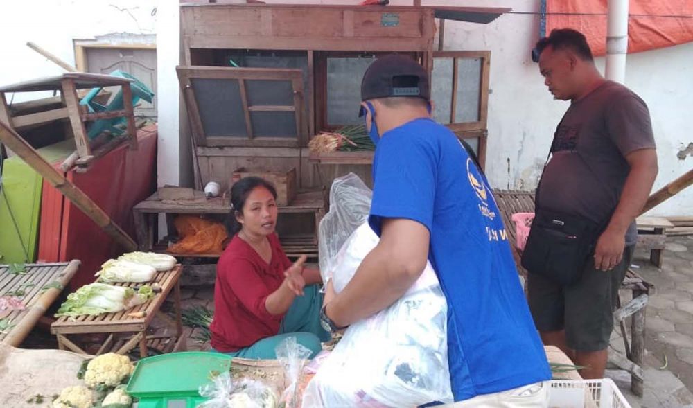 Pembagian masker untuk para pedagang dan pembeli di pasar-pasar tradisional di Ponorogo dari Anggota Komisi V DPR RI Sri Wahyuni