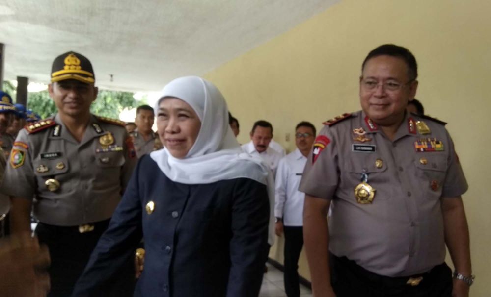 Gubernur Jatim Khofifah Indar Parawansa dan Kapolda Jatim Irjen Pol Luki Hermawan memberi pembelakan para Siswa Bintara Polri di SPN Bangsal Mojokerto