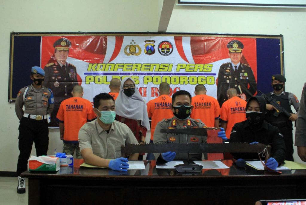 Tersangka dan barang bukti alat pembalakan liar dibeber di Mapolres Ponorogo