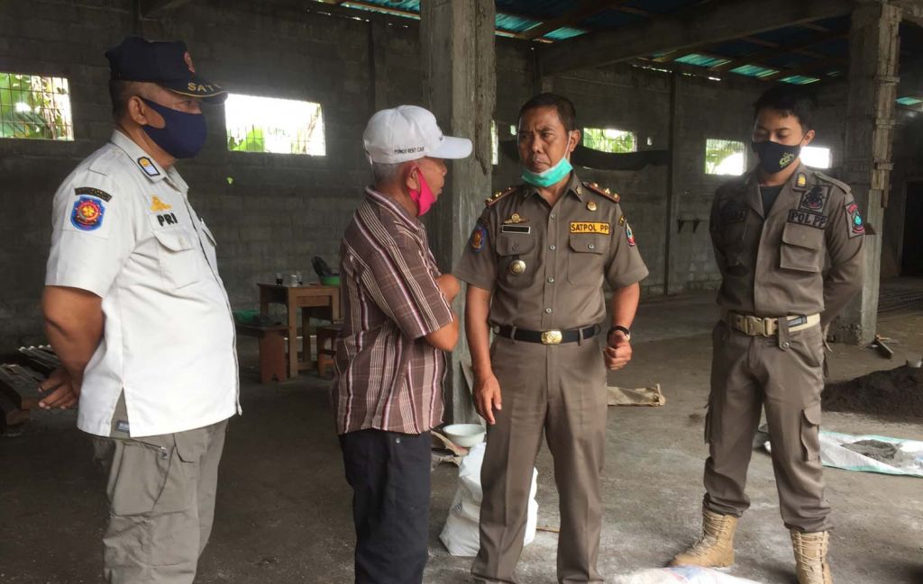 Satpol PP hentikan proyek pembangunan toko di Banyuwangi