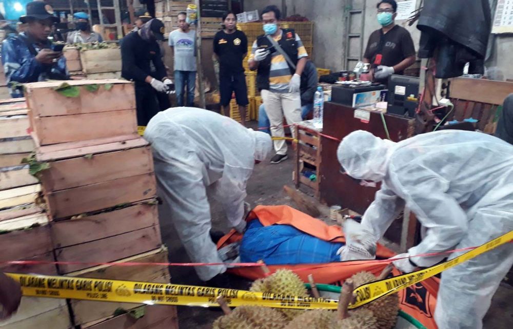 Evakuasi jasad pembeli yang tewas di Pasar Buah Tanjungsari, Surabaya