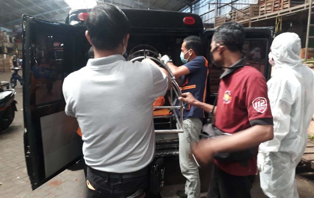 Evakuasi jasad pembeli yang tewas di Pasar Buah Tanjungsari, Surabaya