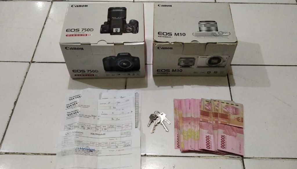 Barang bukti yang disita dari dua pelaku pembobolan rumah bos catering