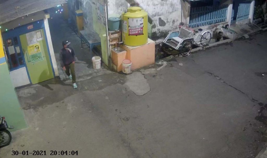 Pelaku tertangkap kamera CCTV usai beraksi di Jalan Kembang Kuning Kulon I/85, Surabaya