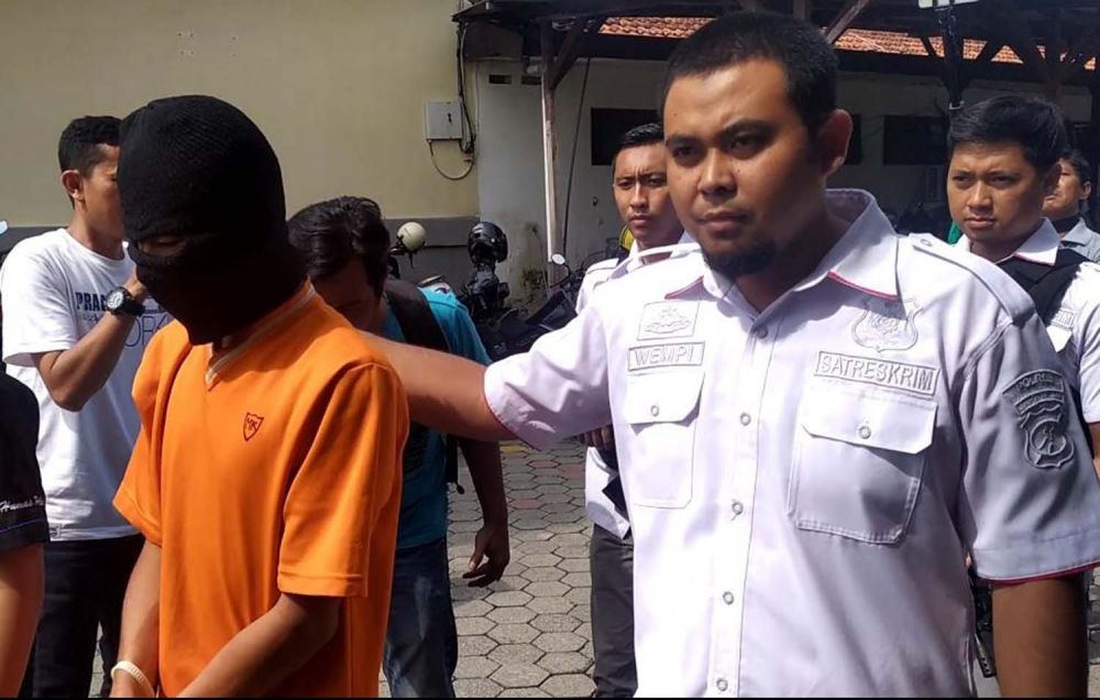 Pelaku pembunuhan terhadap Ardio digiring Penyidik Satreskrim Polres Mojokerto Kota