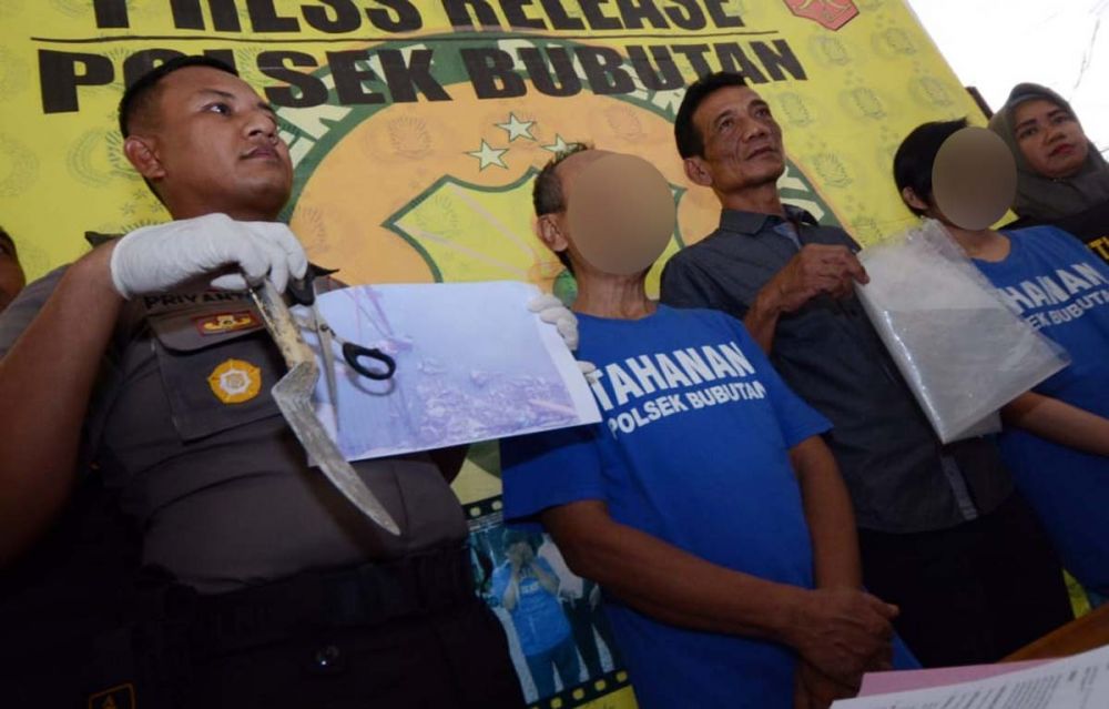 Kapolsek Bubutan AKP Priyanto dan Kanitreskrim Iptu Purwanto membeber barang bukti dan ibu dan kakek bayi yang dibuang hingga tewas