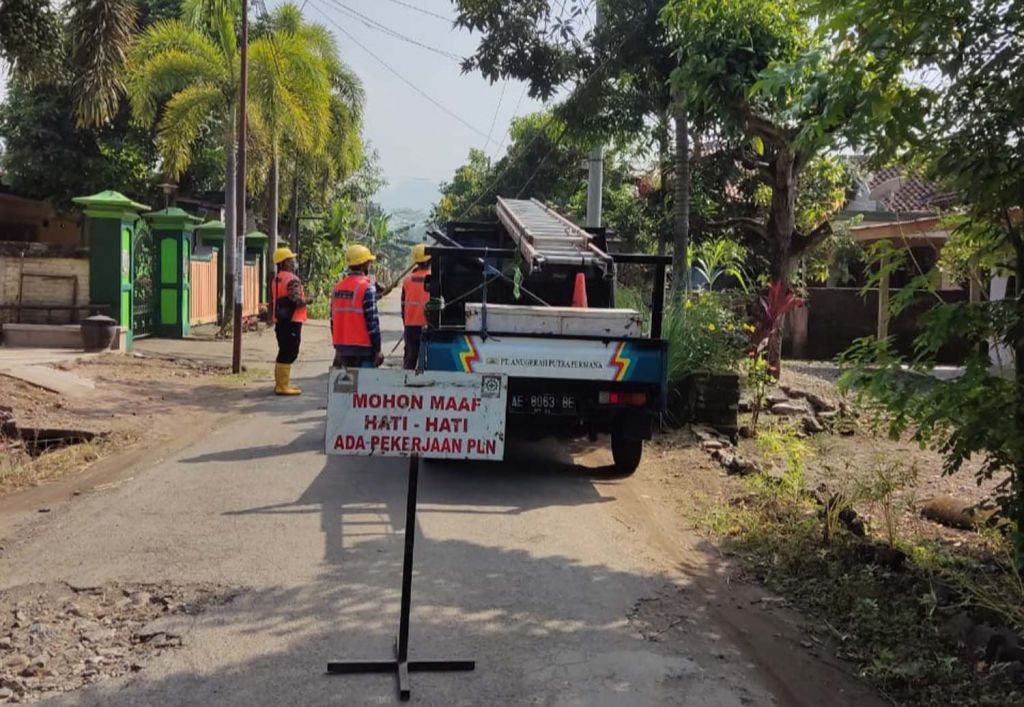 PLN Ponorogo melakukan pemeliharaan