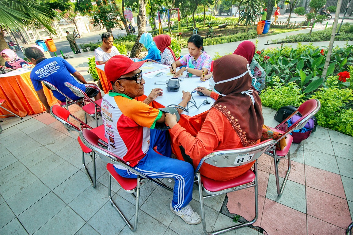 Pengobatan gratis di salah satu taman di Surabaya
