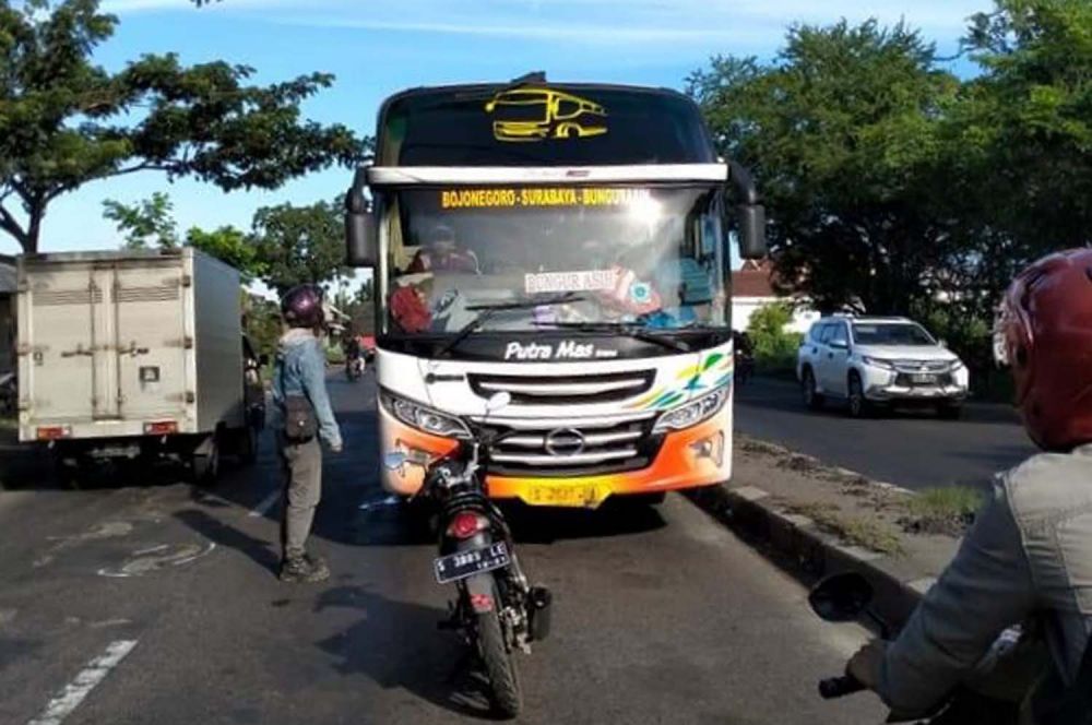 Hariadi Eko, pemotor asal Lamongan saat menghadang bus lawan arus di Jalan Raya Duduk Sampeyan, Gresik (Foto: istimewa)