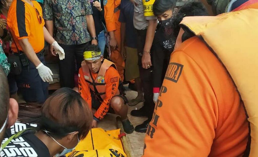 Proses evakuasi jenazah pemuda di Malang yang dilaporkan hilang