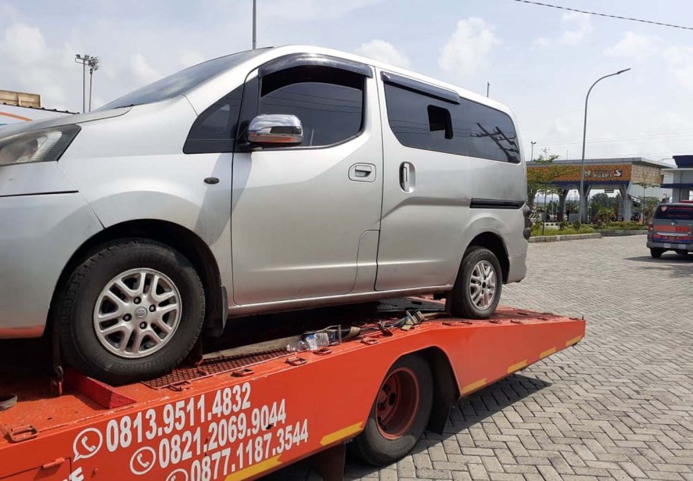 Truk Towing Angkut  Mobil  Berisi 8 Pemudik Diamankan di Tol 